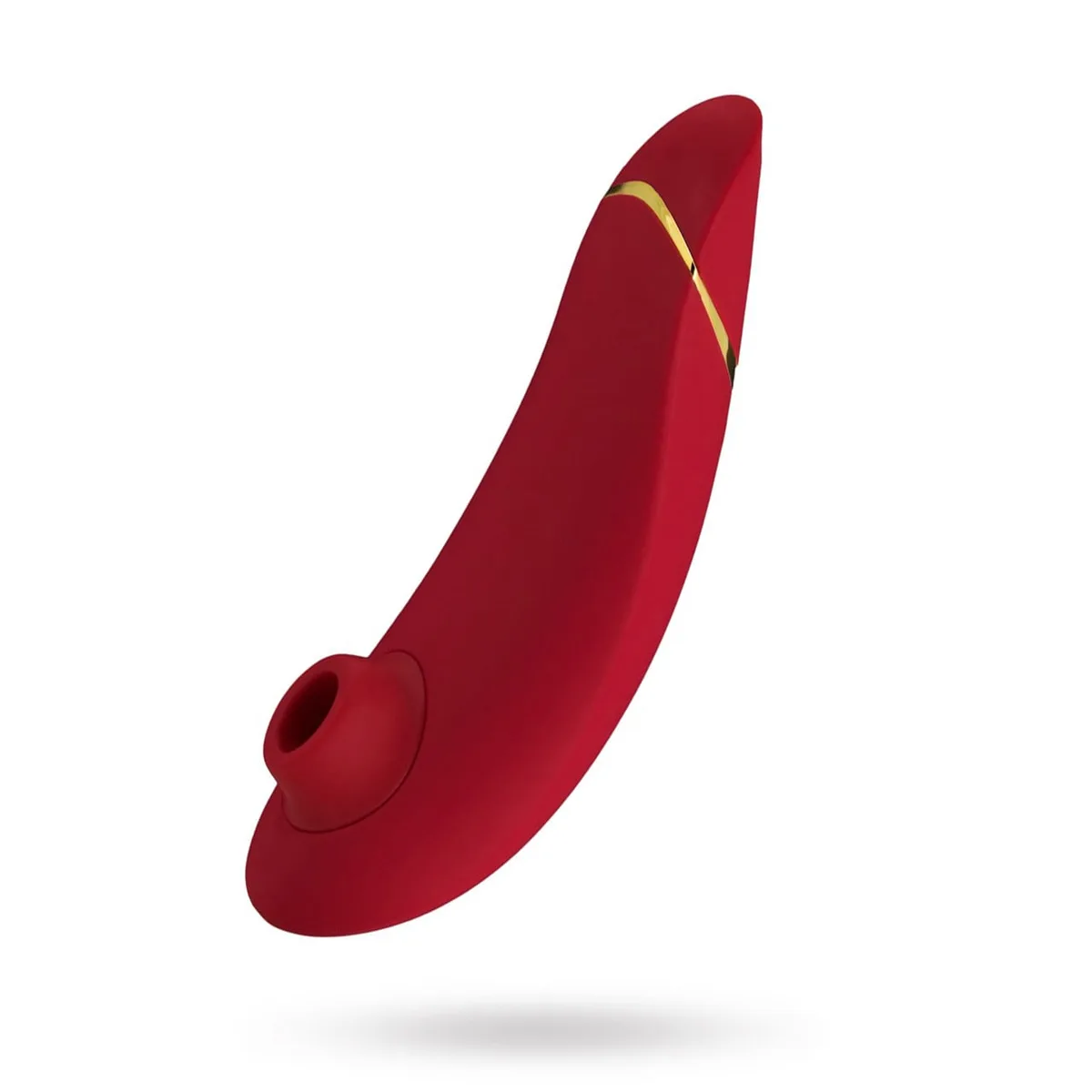 Womanizer Premium 2 i vinrött (Bordeaux) i tre kvarts vy mot vit bakgrund, med den runda stimuleringstoppens öppning och den guldfärgade listen på ovansidan